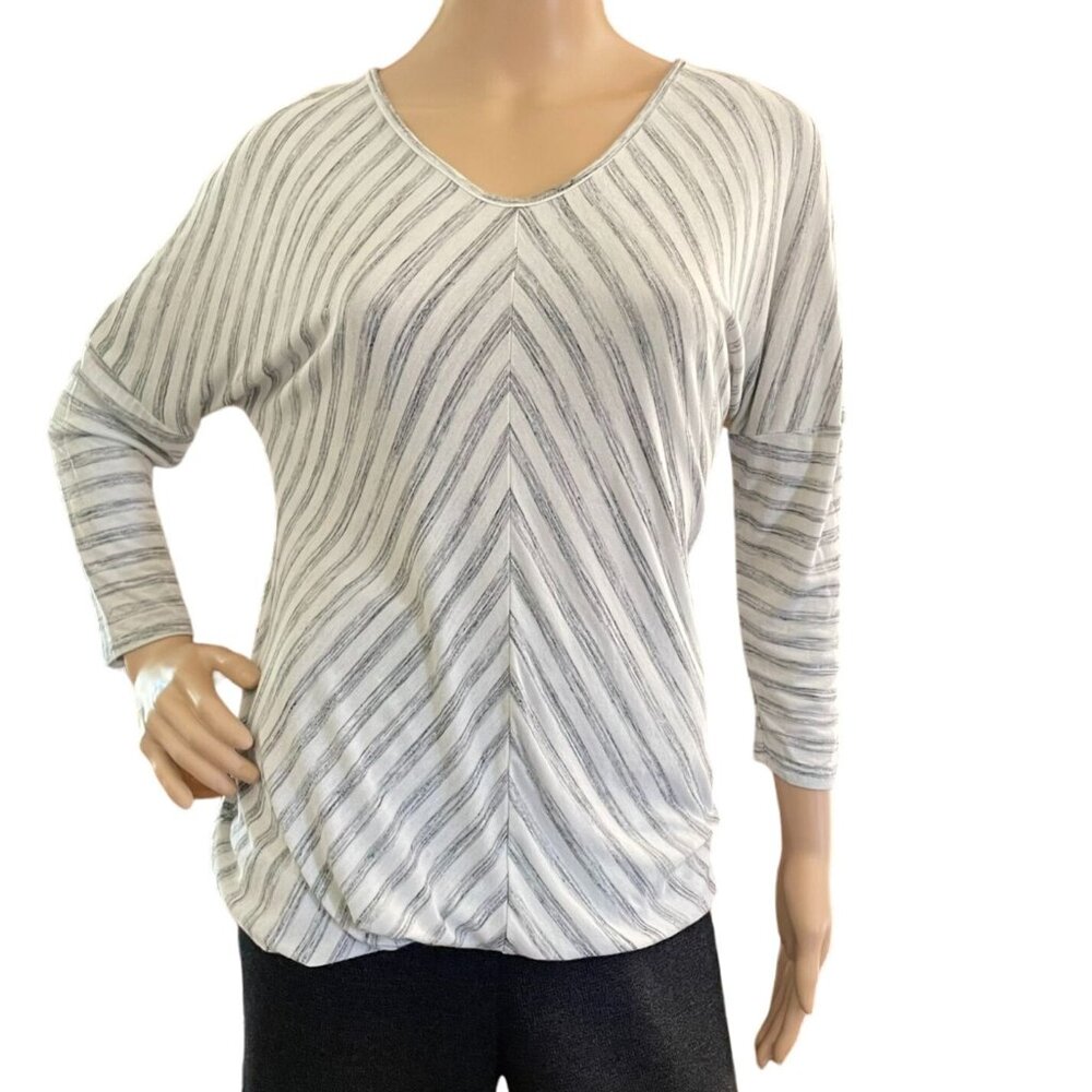Liz Lange Maternity Size XS Rounded V-Neck Striped Top Gray and White